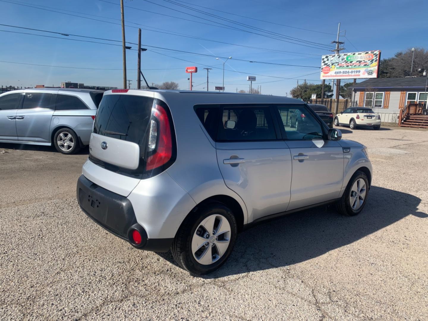 2015 SILVER /Black Kia Soul (KNDJN2A20F7) with an 1.6L engine, AUTOMATIC transmission, located at 1830 North Belt Line Road, Irving, TX, 75061, (469) 524-0199, 32.834373, -96.993584 - Photo#3